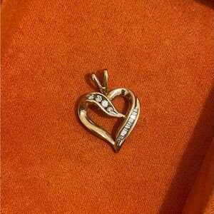 10KT gold heart pendant with natural diamonds